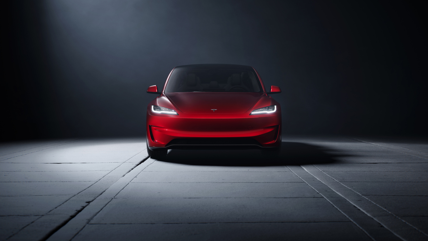 Вид спереди на красный автомобиль Tesla Model 3 Performance 2024 года