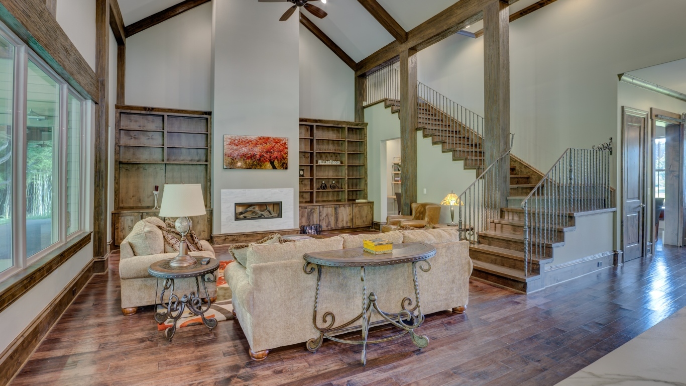 Высокая лестница на второй этаж в доме 