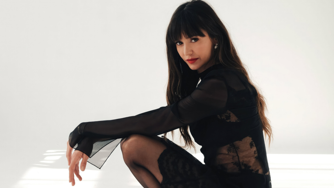 Жгучая брюнетка актриса Нина Добрев