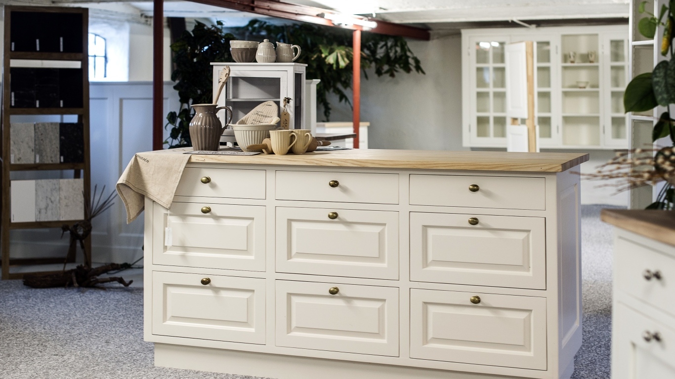 Большой белый комод в комнате