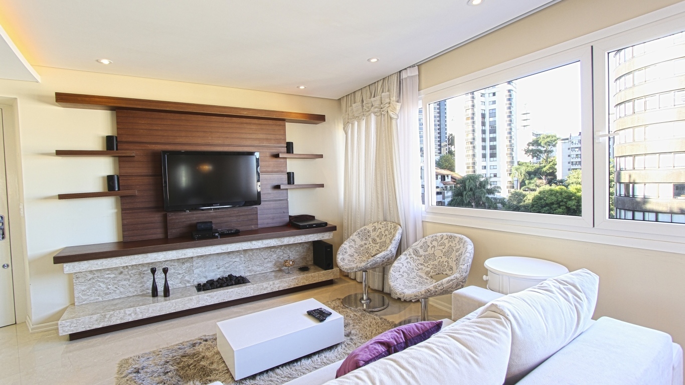 Большой белый диван в гостиной комнате