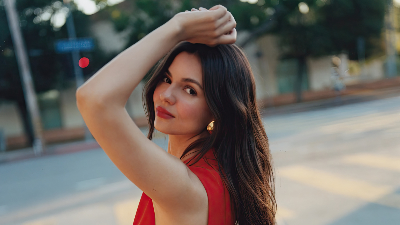 Длинноволосая брюнетка Виктория Джастис в красном