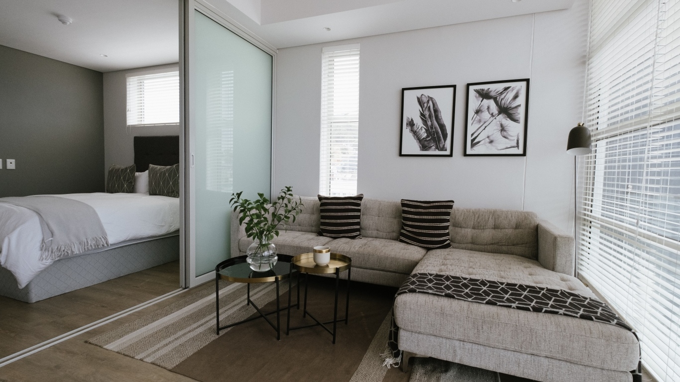 Диван в комнате с большой кроватью 