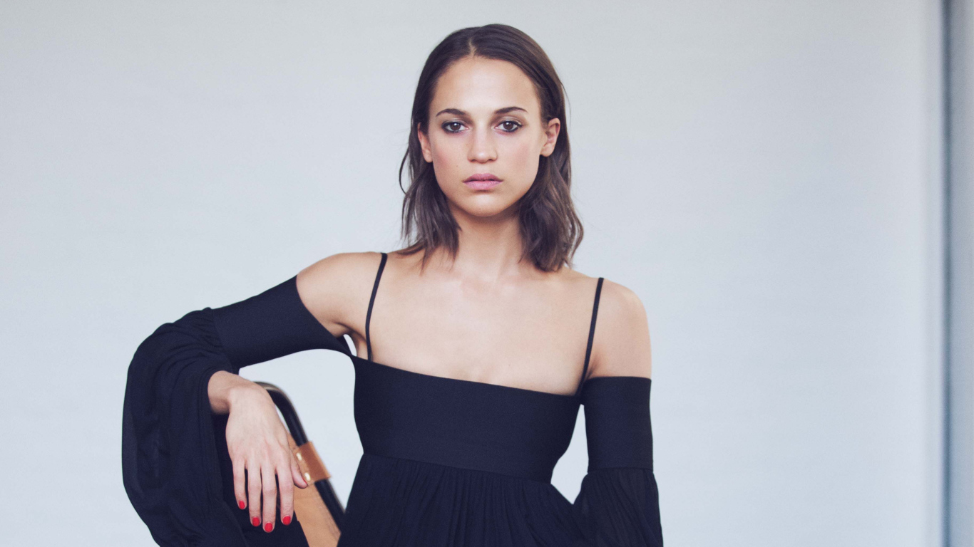 Шведская актриса Алисия Викандер в черном наряде