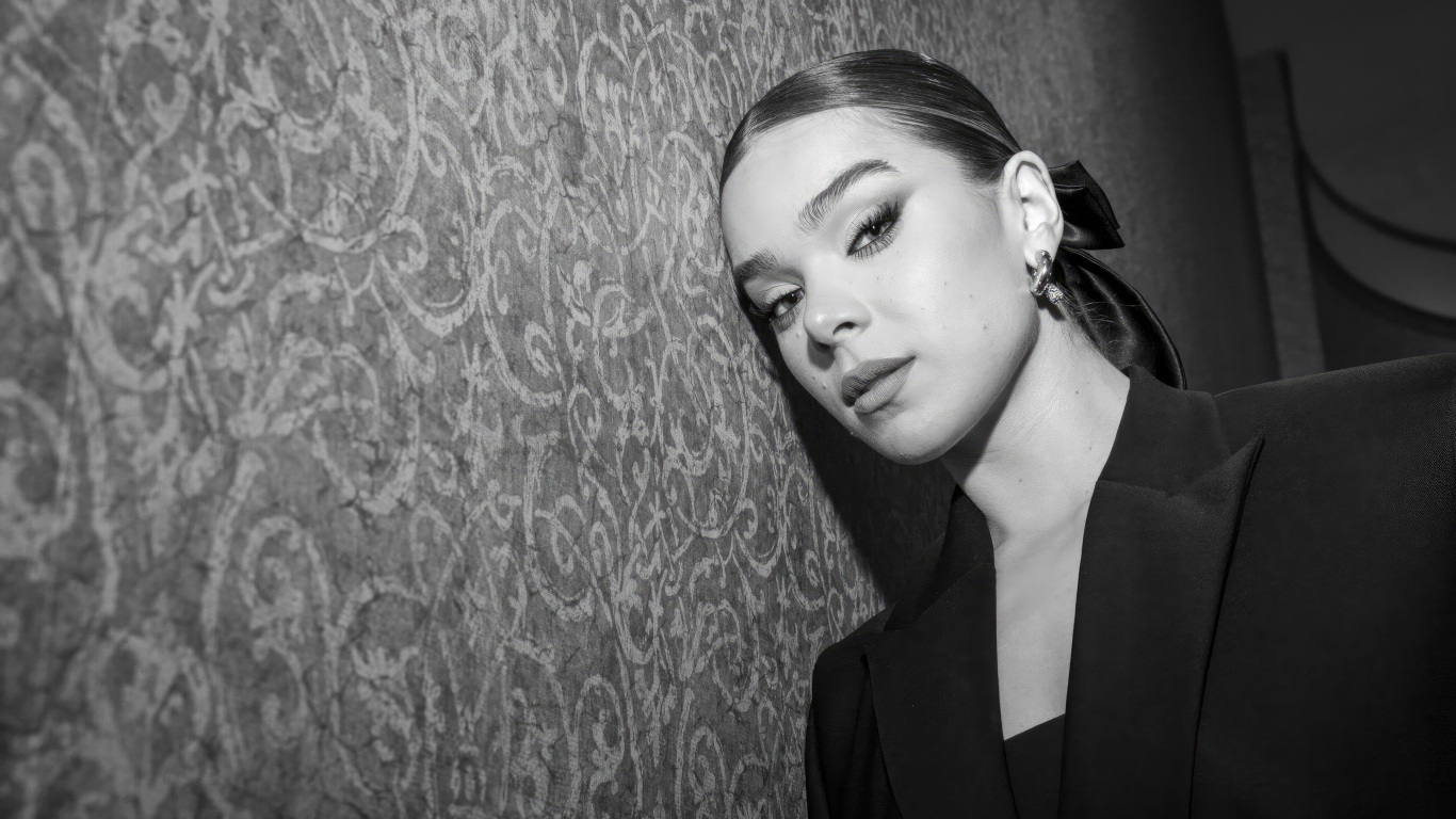 Молодая американская актриса Хейли Стейнфилд у стены