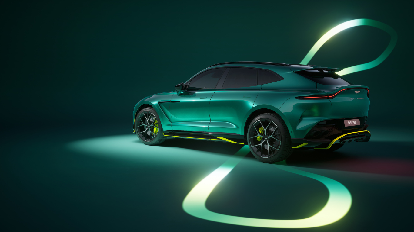 Вид сбоку на зеленый автомобиль Aston Martin DBX707 AMR24