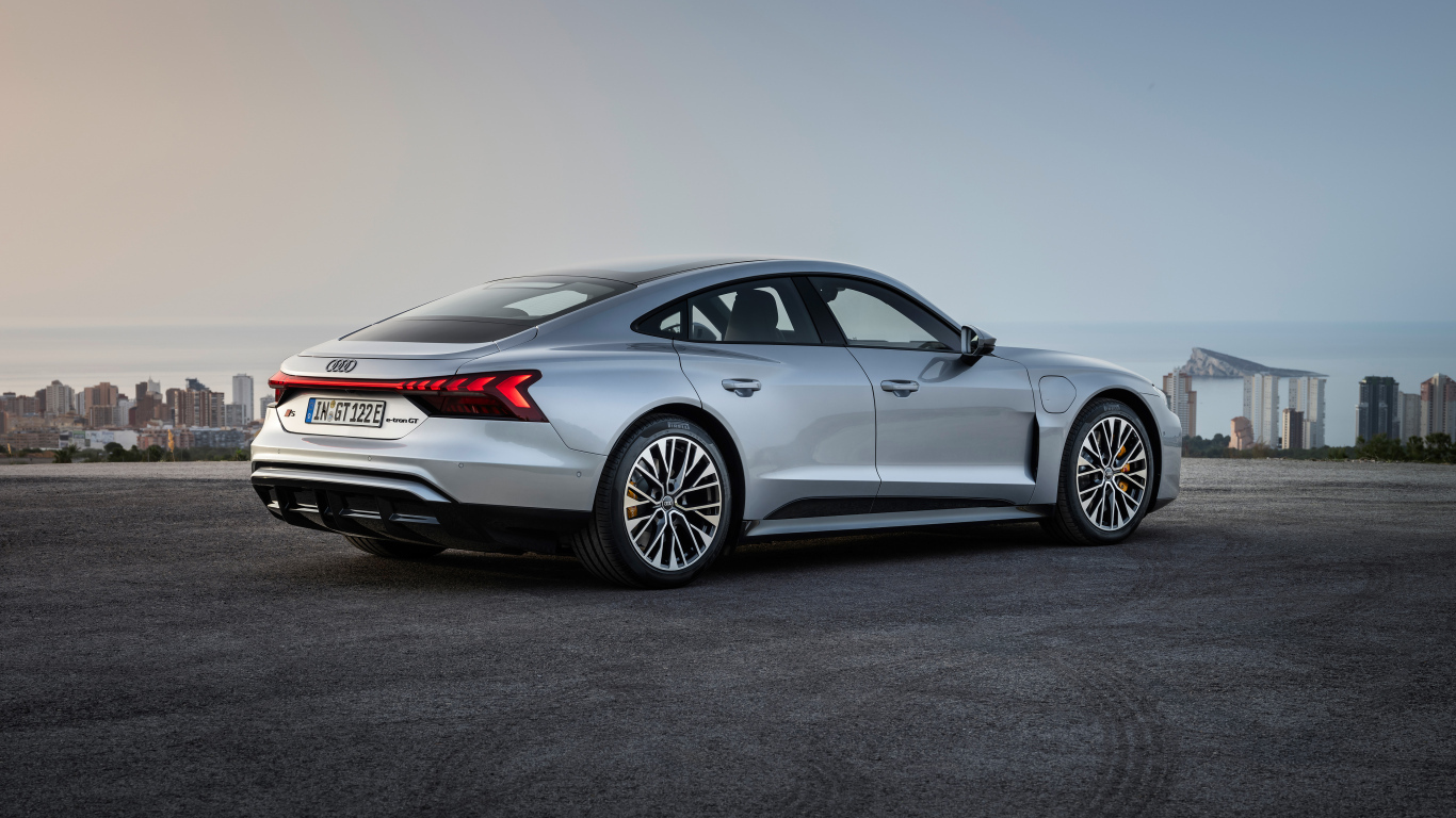 Вид сзади на автомобиль Audi S e-tron GT 2024 года