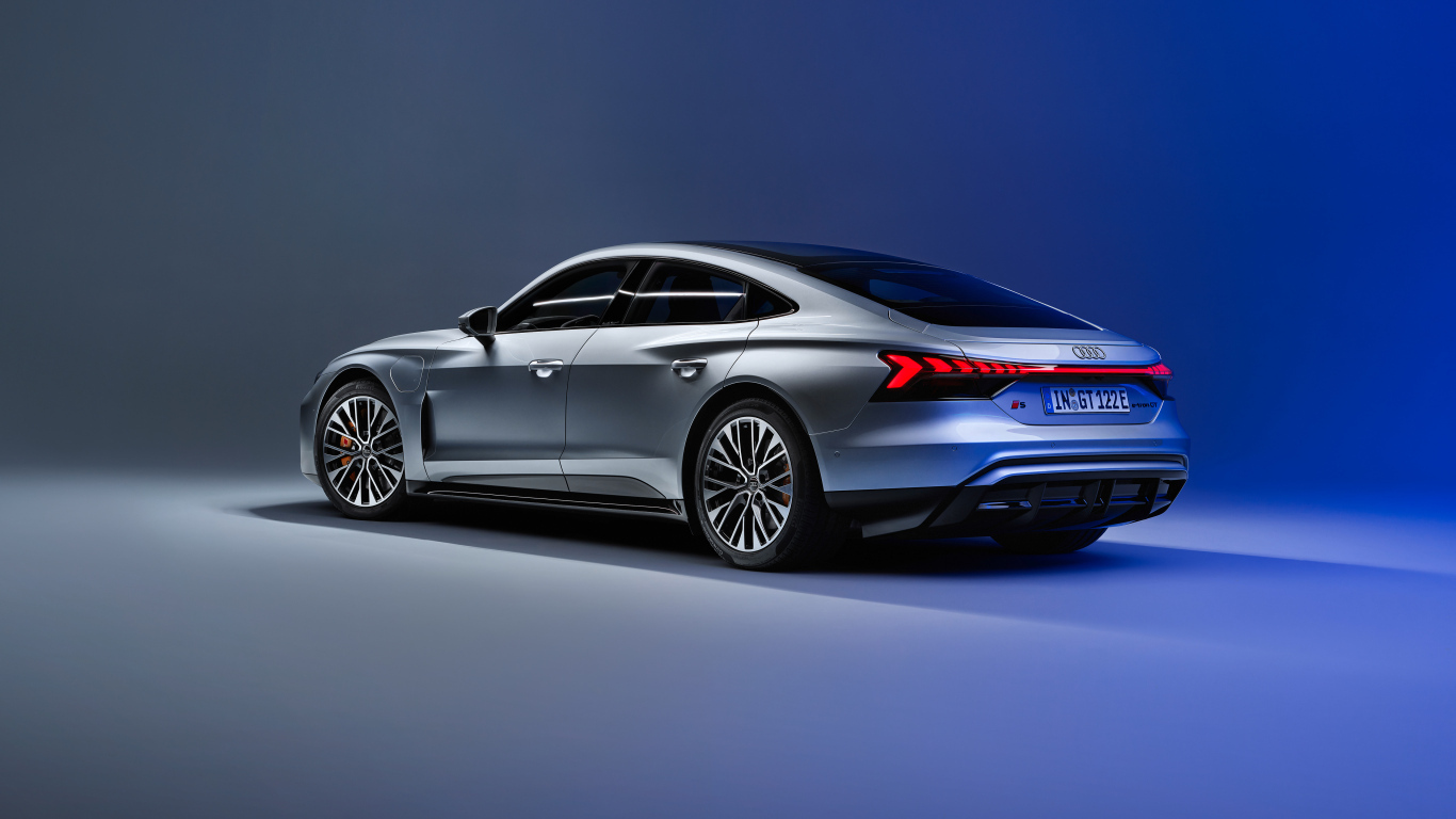 Вид сзади на серебристый автомобиль Audi S e-tron GT 2024 года