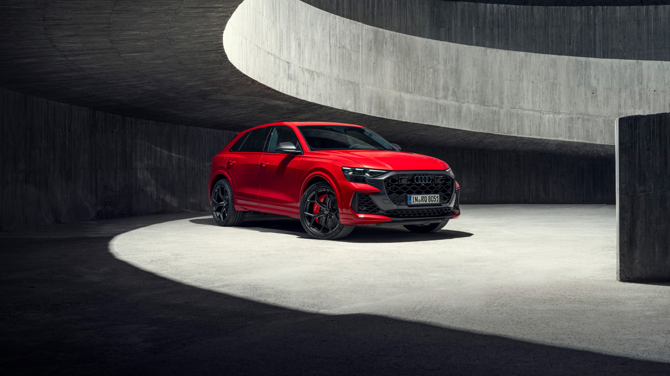 Красный автомобиль Audi RS Q8 performance 2024 года в здании