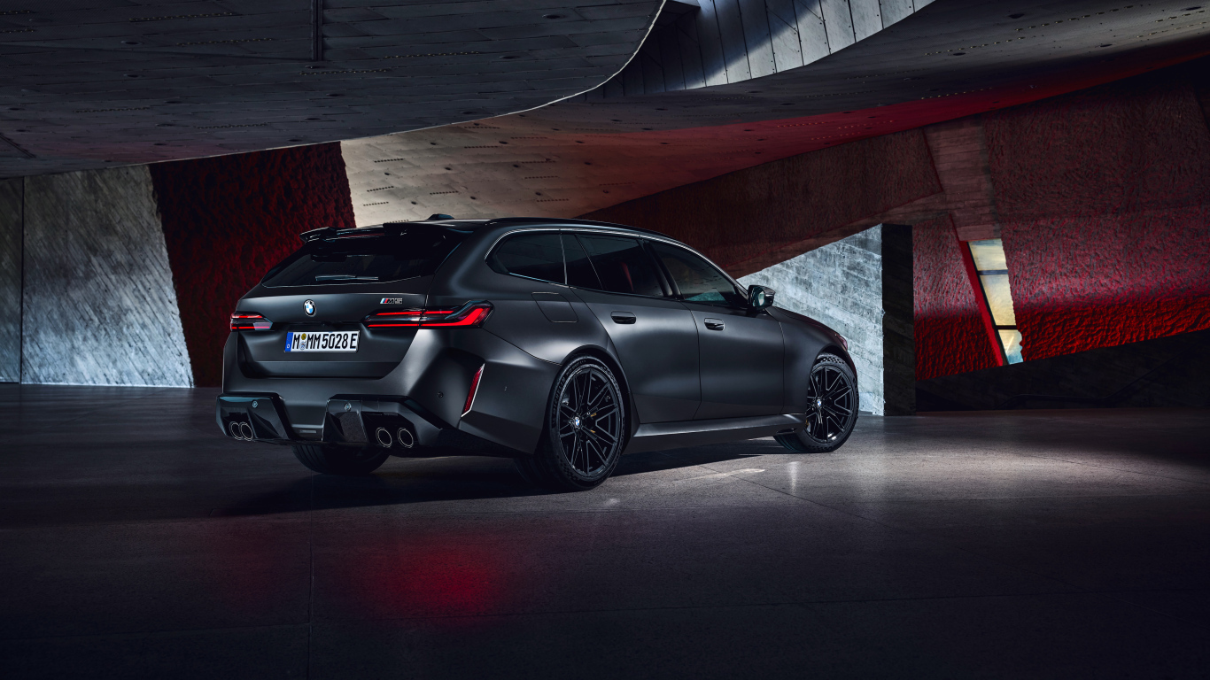 Автомобиль BMW M5 Touring 2024 года вид сзади