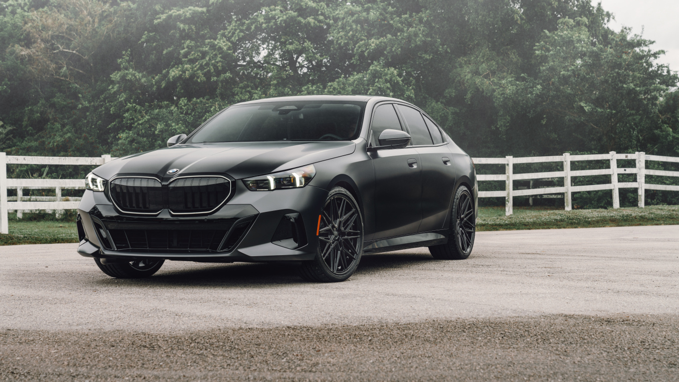 Черный автомобиль BMW 530i Matte