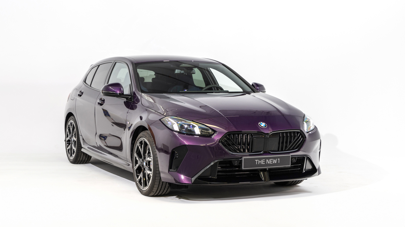 Фиолетовый автомобиль BMW 120d M Sport 2025 года