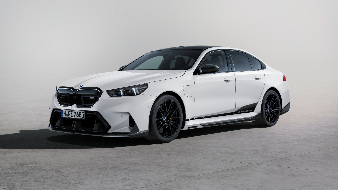 Белый автомобиль BMW M5 M  вид спереди