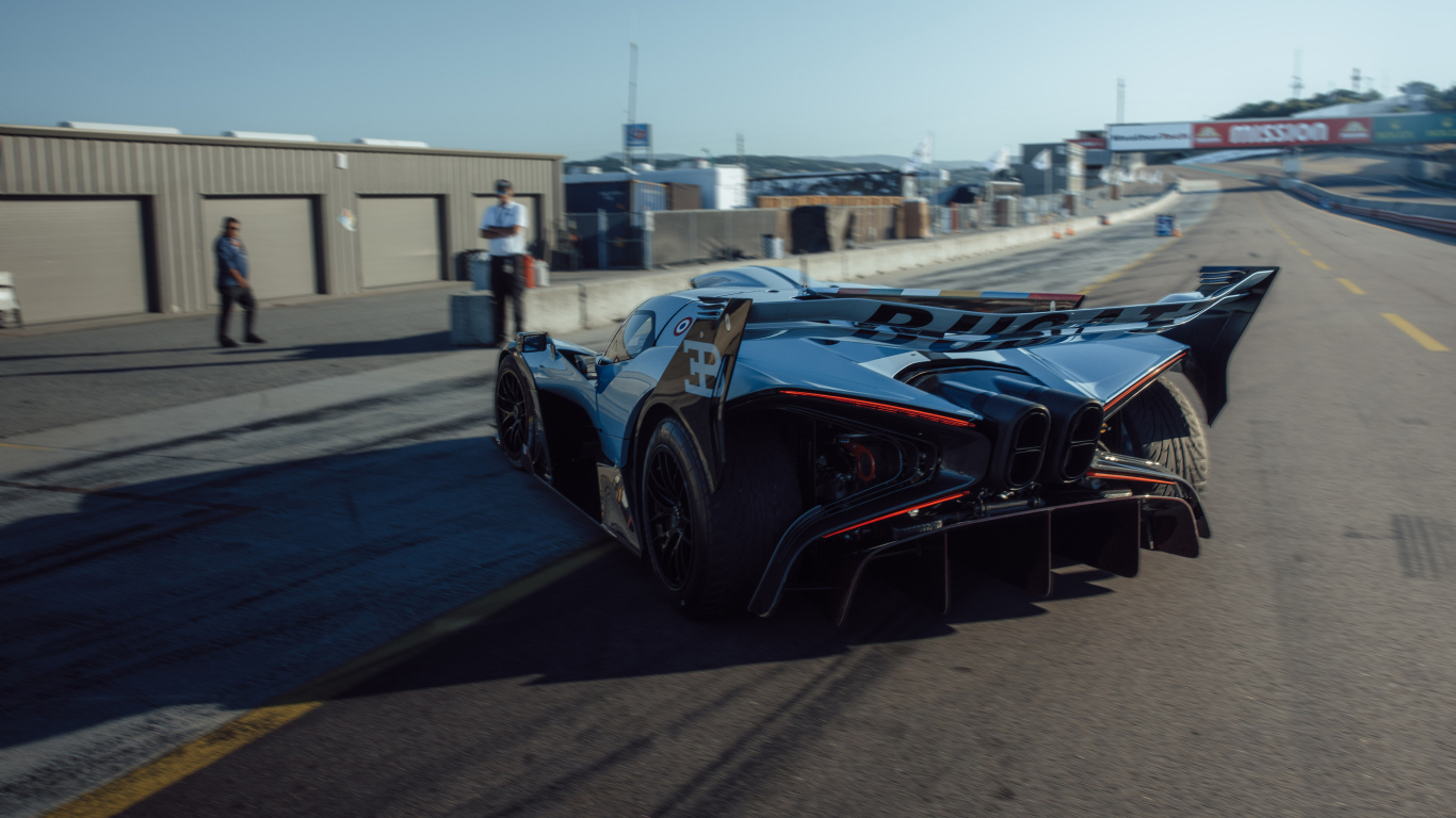 Вид сзади на гоночный автомобиль Bugatti Bolide 100-year Anniversary Edition 2024 года