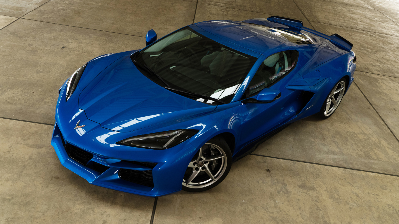 Синий быстрый автомобиль Chevrolet Corvette E-Ray 2024 года