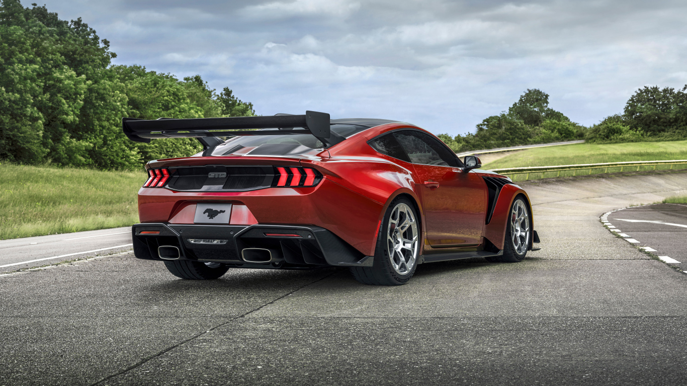 Вид сзади на красный автомобиль Ford Mustang GTD Performance Pack 2025 года