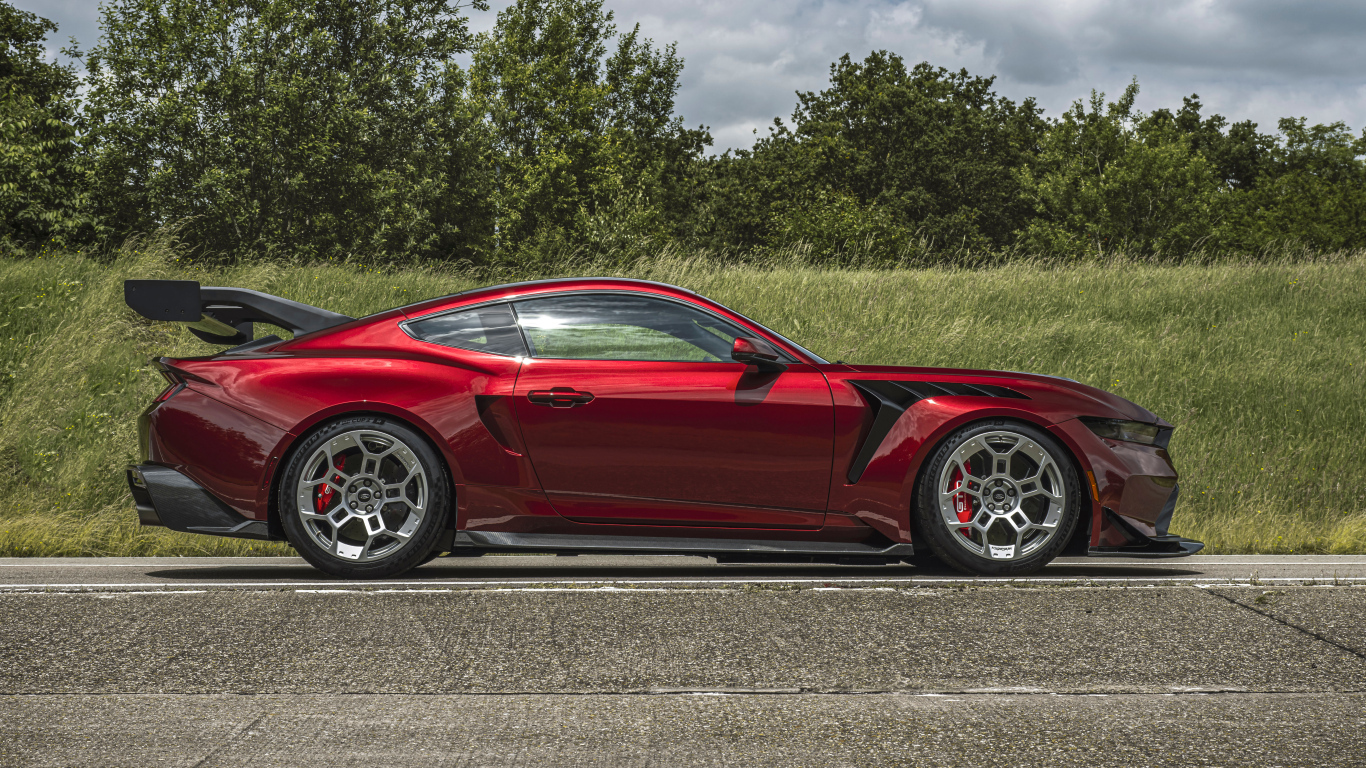 Вид сбоку на красный автомобиль Ford Mustang GTD Performance Pack 2025 года