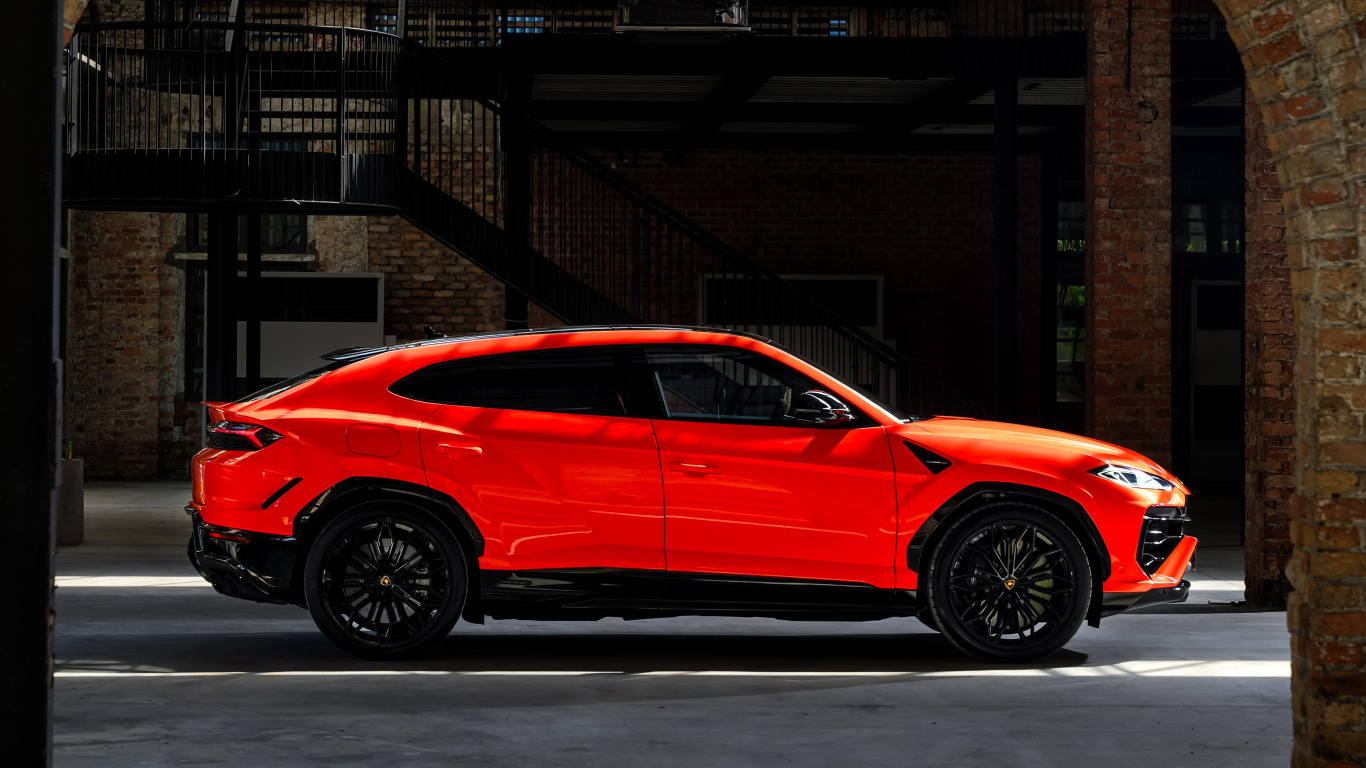 Вид сбоку на красный внедорожник Lamborghini Urus