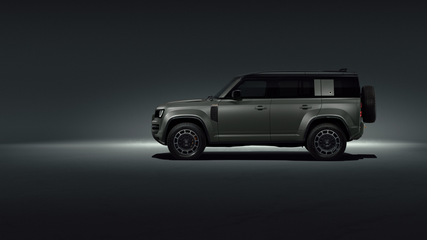 Вид сбоку на автомобиль Land Rover Defender OCTA Edition One