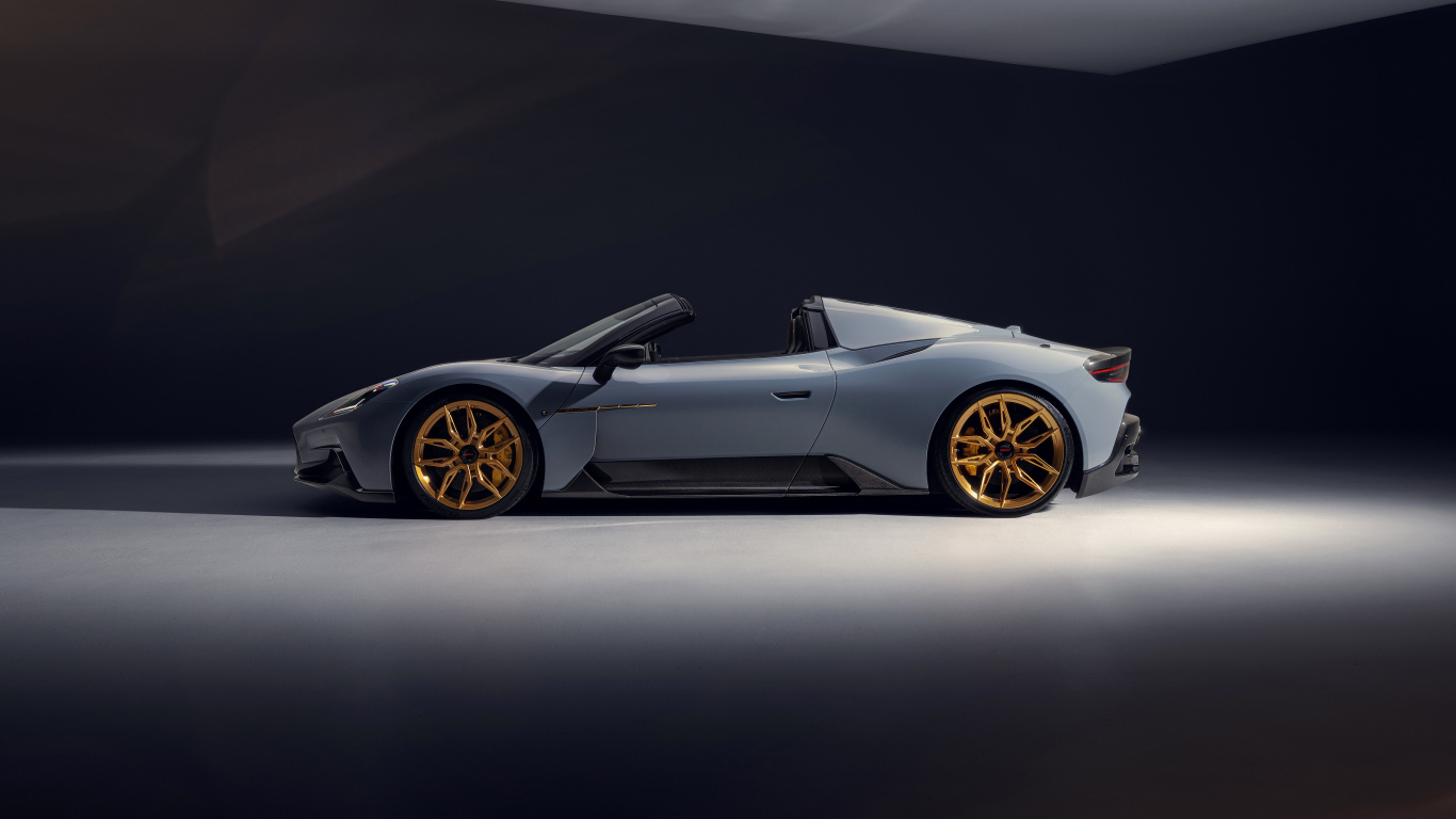 Вид сбоку на серый автомобиль Novitec Maserati MC20 Cielo 2024 года