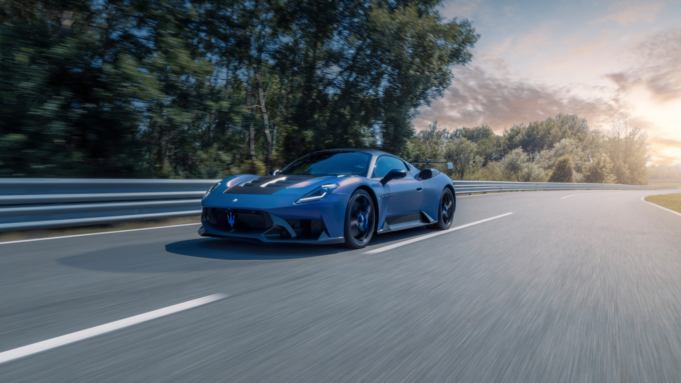 Автомобиль Maserati GT2 Stradale 2024  года на трассе