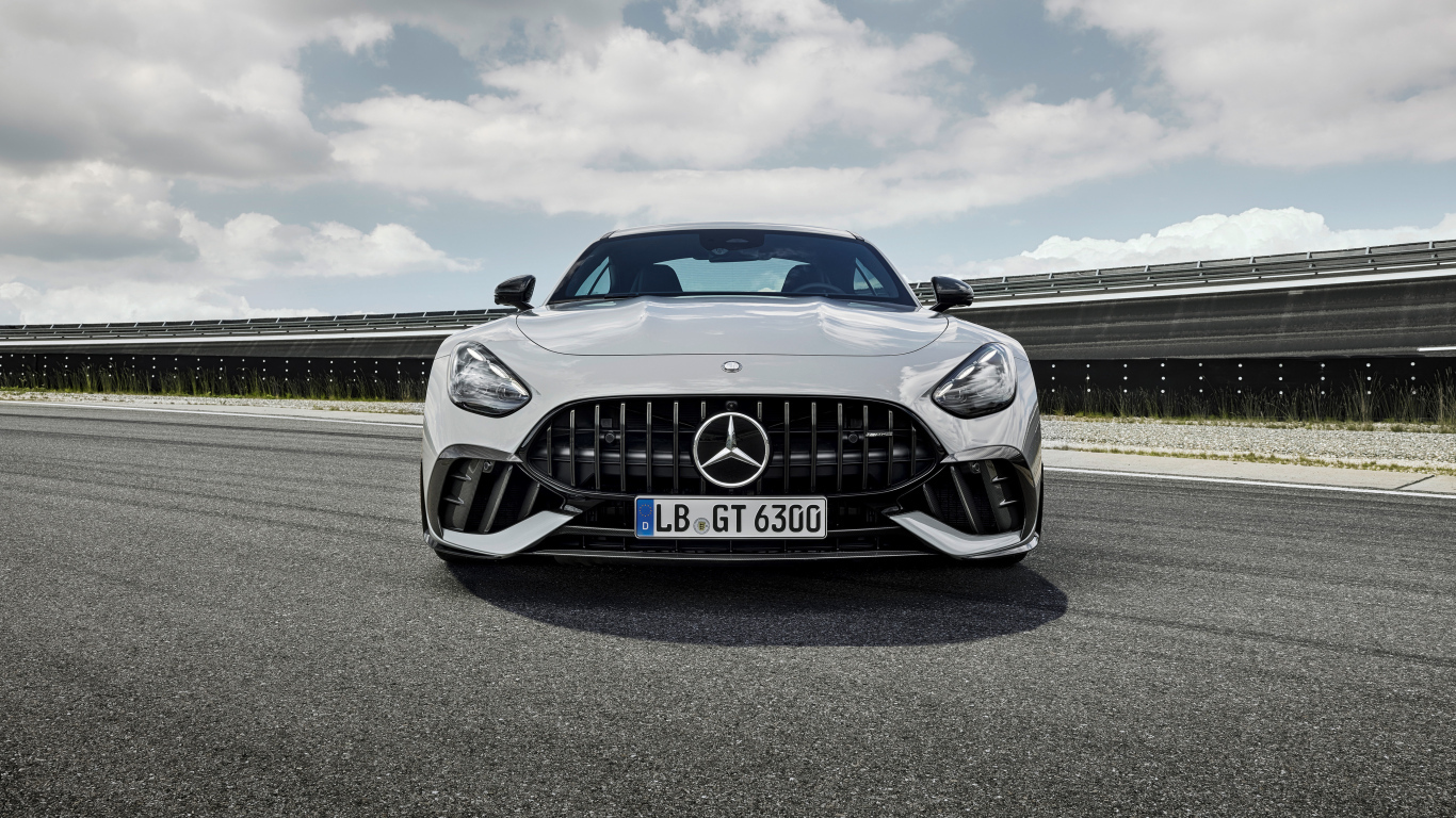 Вид спереди на автомобиль Mercedes-AMG GT 63 PRO 4MATIC+ 2024 года