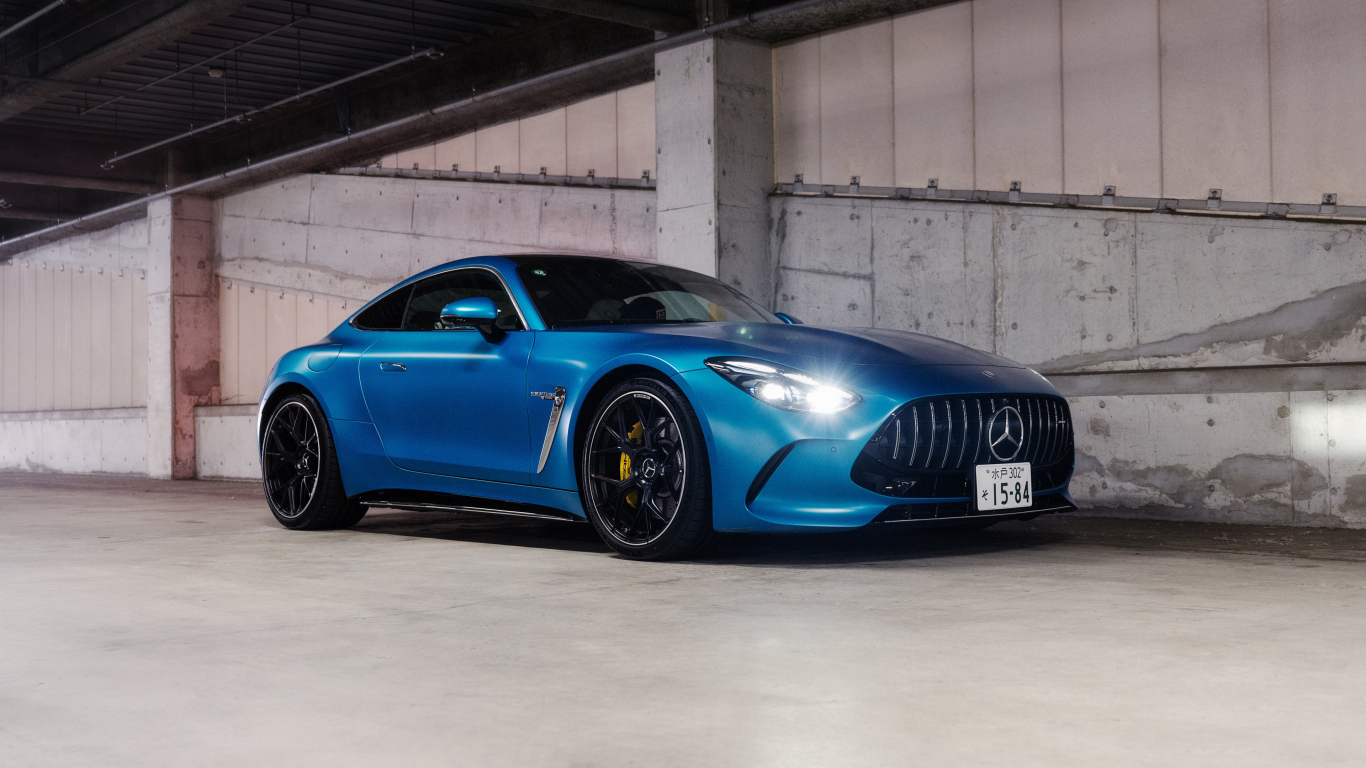 Синий автомобиль Mercedes-AMG GT 63 4MATIC+