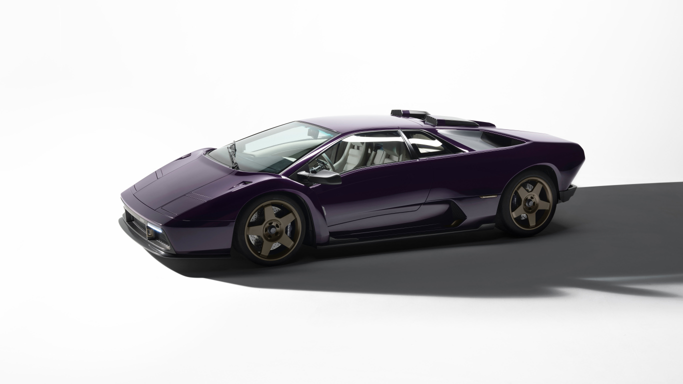 Автомобиль Eccentrica V12 2024 года на белом фоне