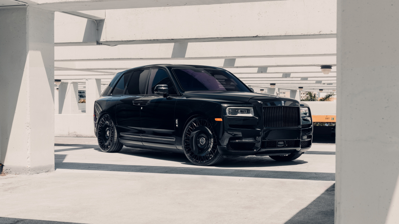 Большой черный Black Rolls-Royce Cullinan
