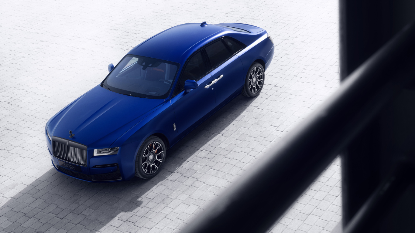 Синий Rolls-Royce Black Badge Ghost вид сверху