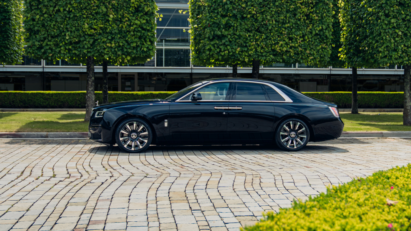 Вид сбоку на автомобиль Rolls-Royce Ghost