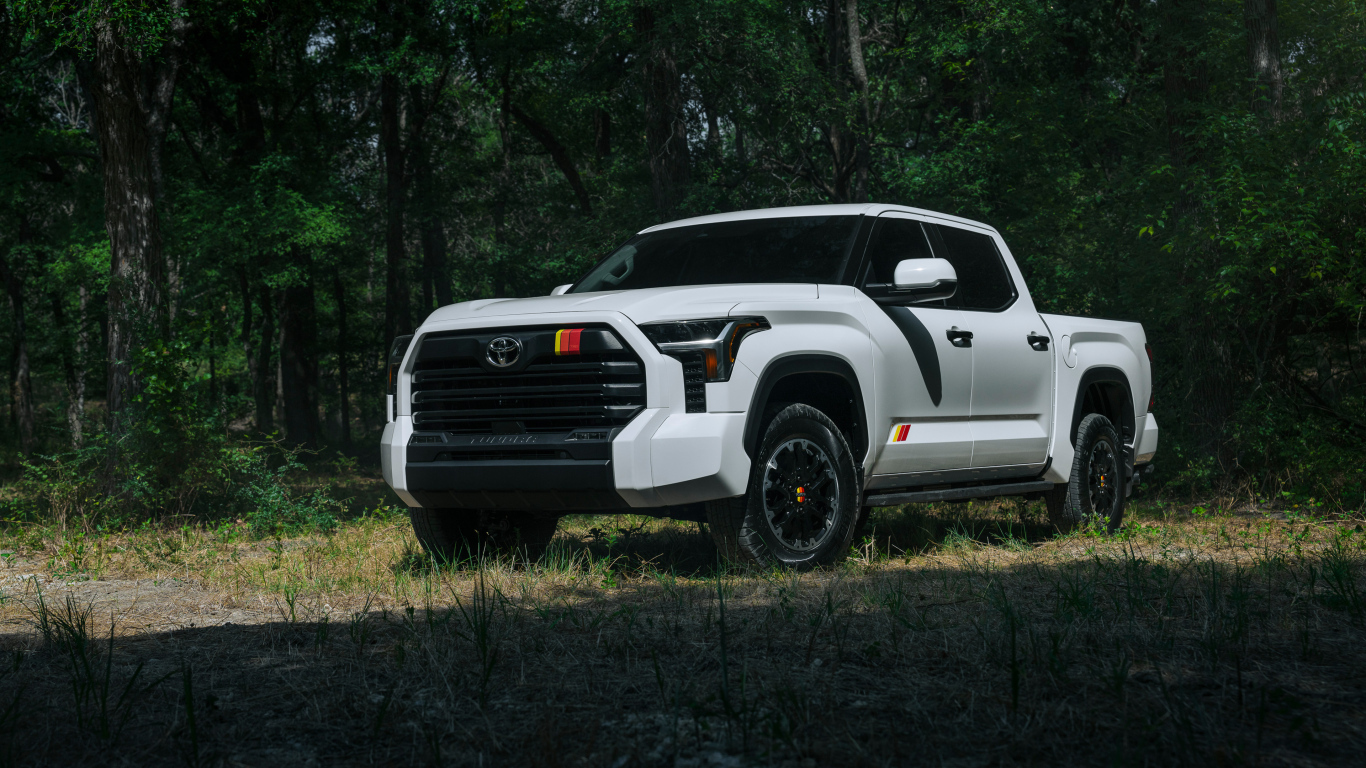 Белая Toyota Tundra TRD Rally Package CrewMax 2025 года