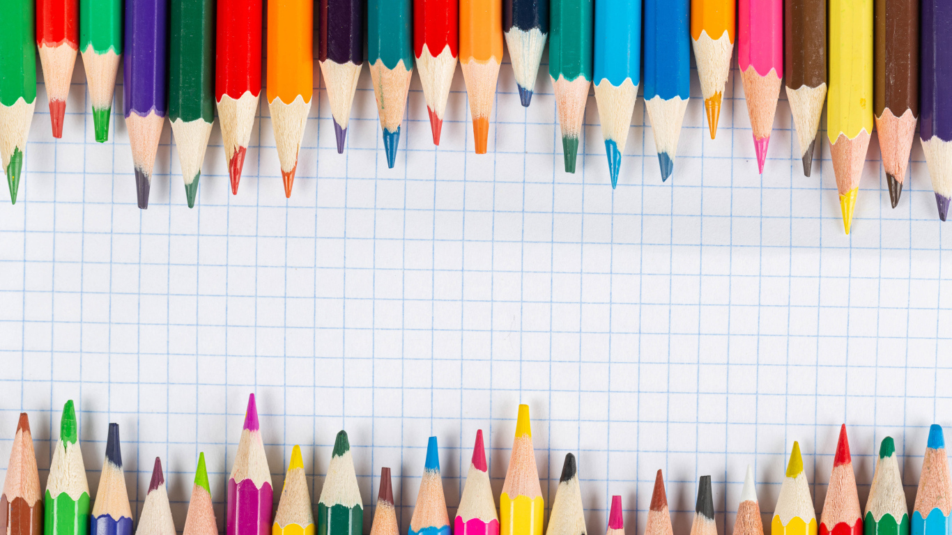 Заточенные карандаши на листе бумаги в клеточку