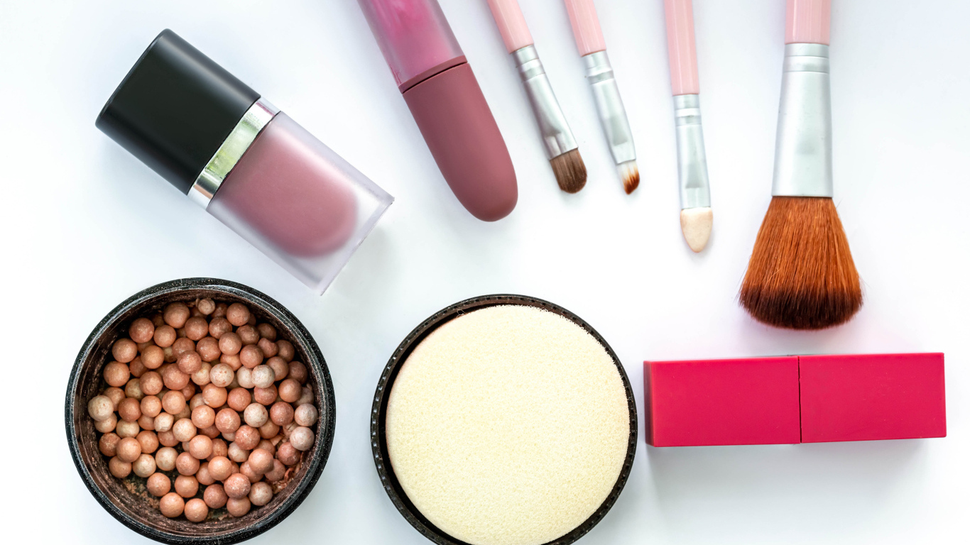 Женская косметика для макияжа на белом фоне