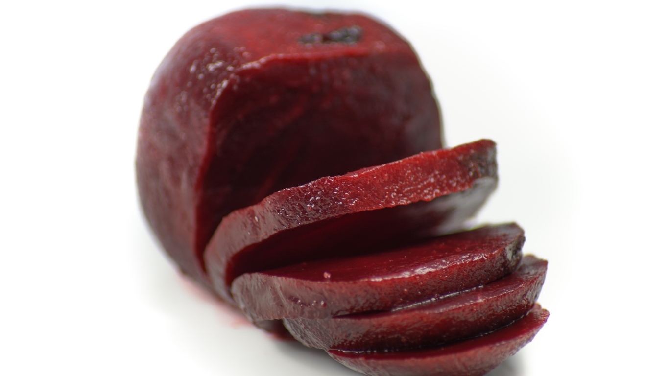 Вареная свекла на белом фоне
