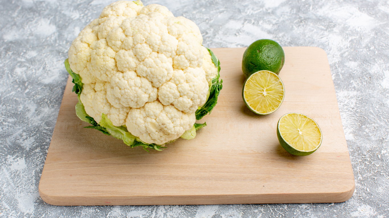 Цветная капуста с лаймами на доске