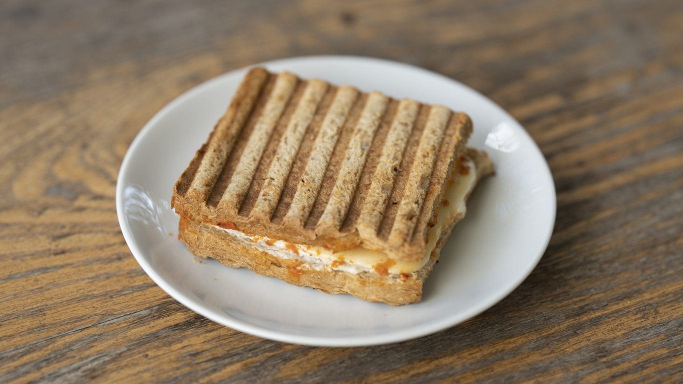 Сэндвич с сыром на деревянном столе