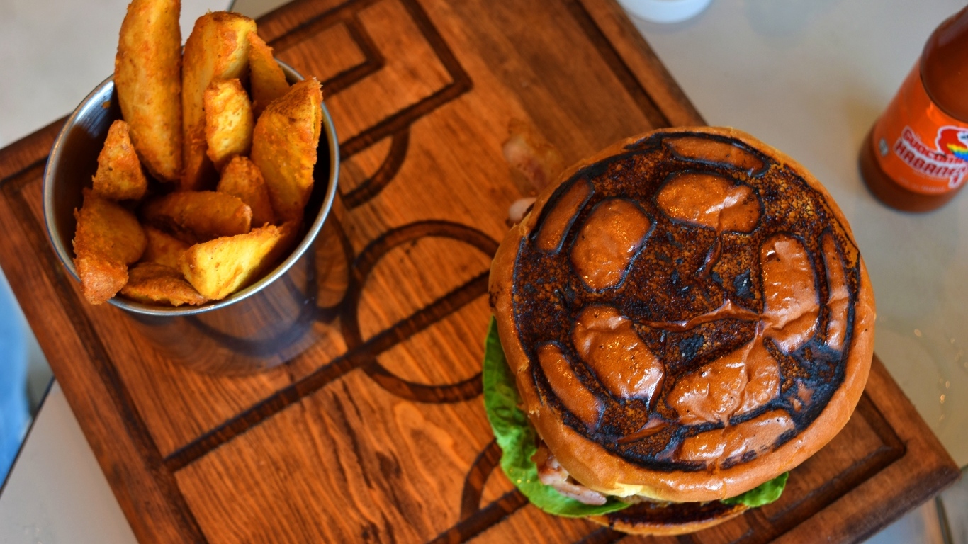 Бургер с картофелем фри для футболиста