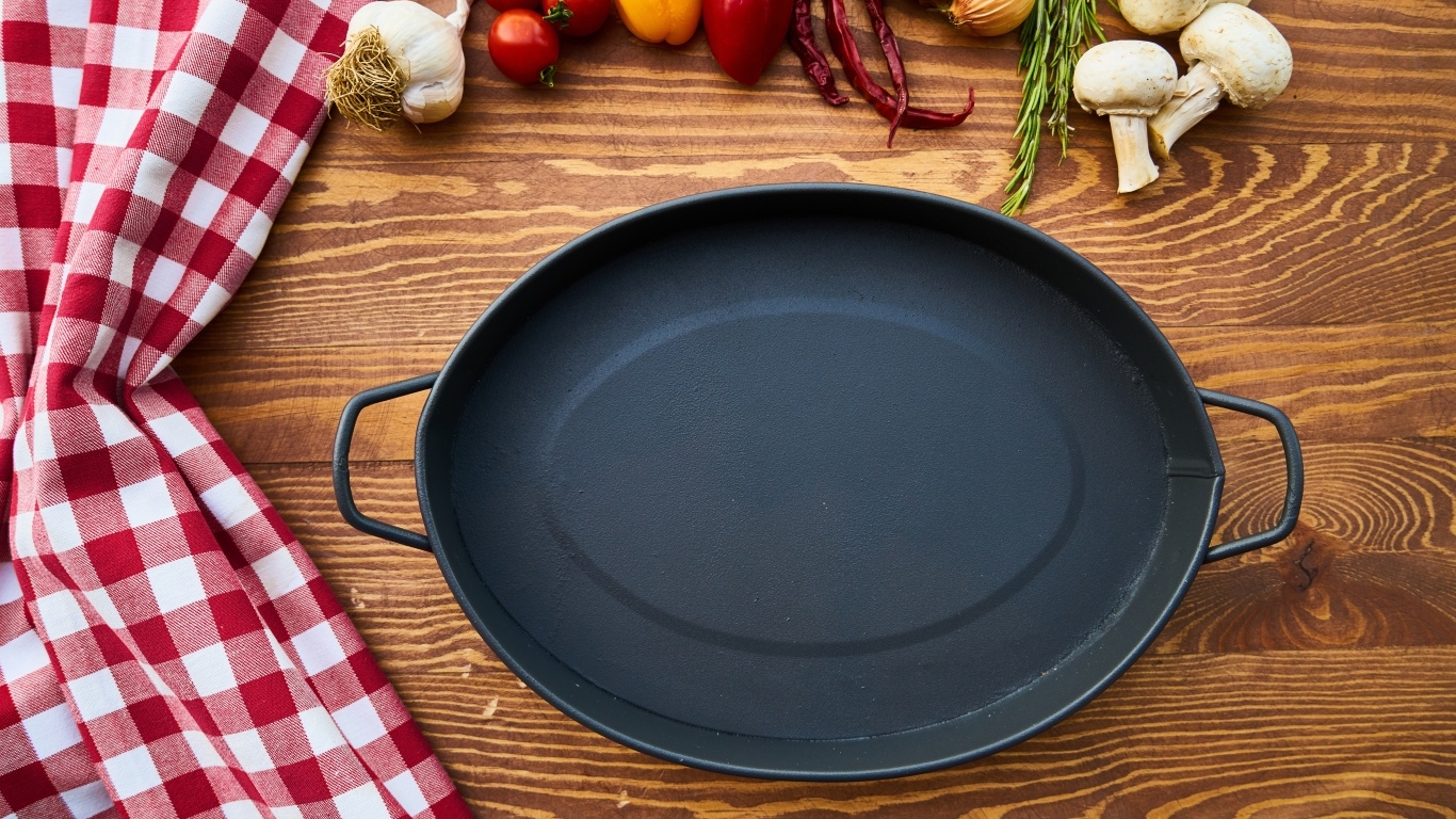 Большая чугунная жаровня на столе