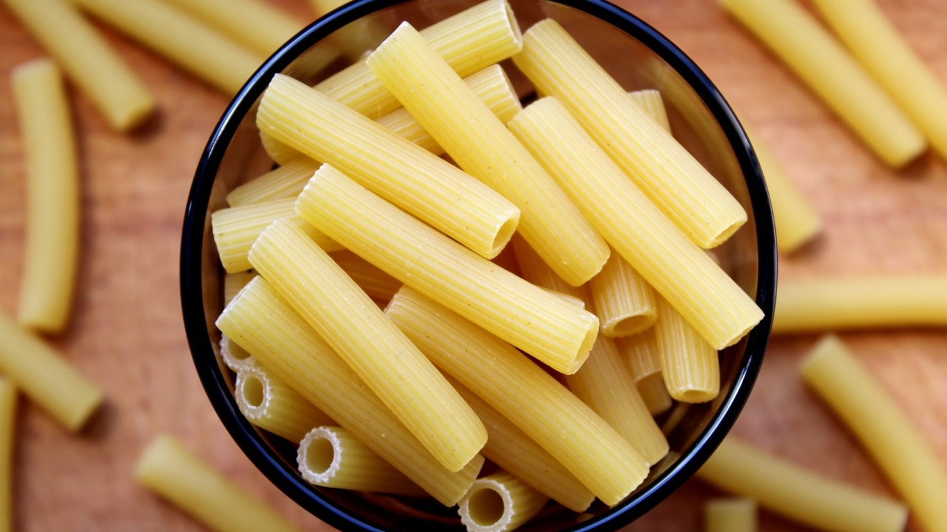 Большие макароны ригатони крупным планом