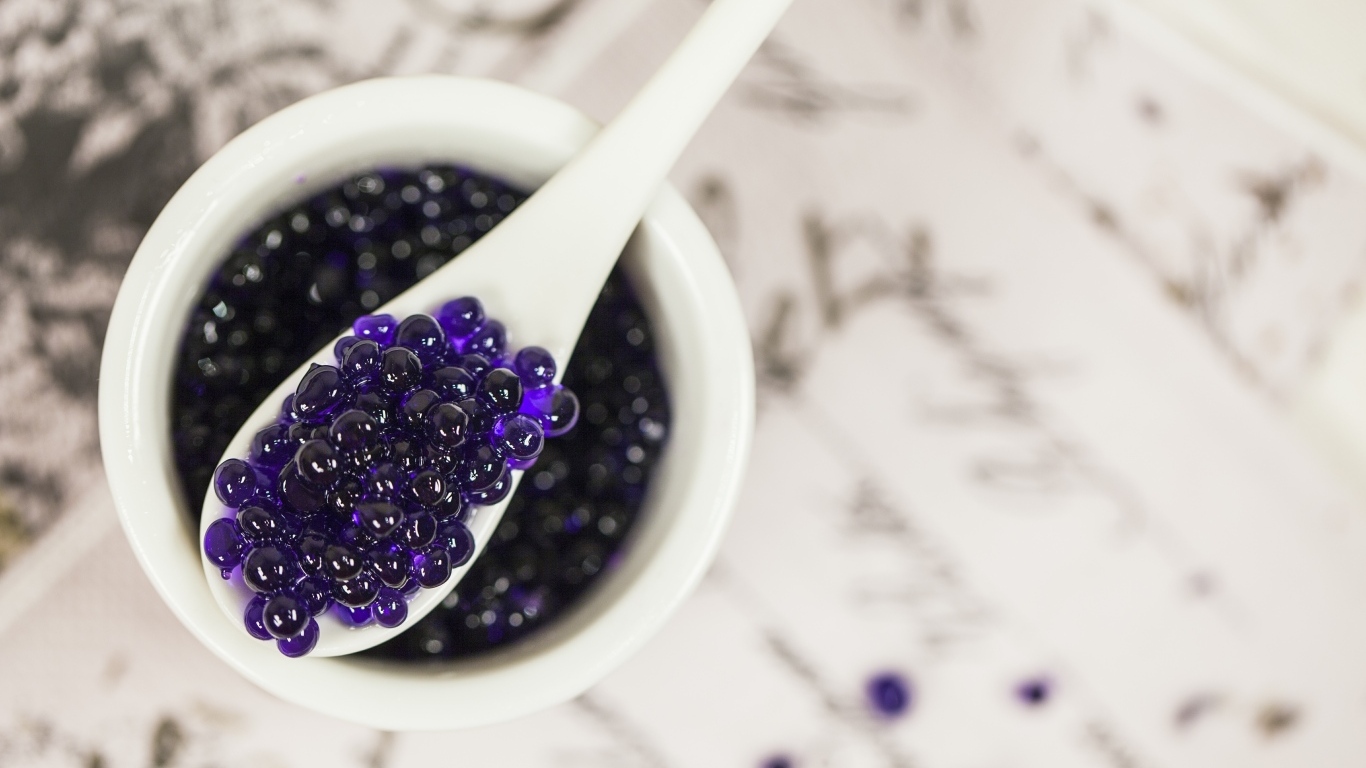 Лавандовая икра на ложке