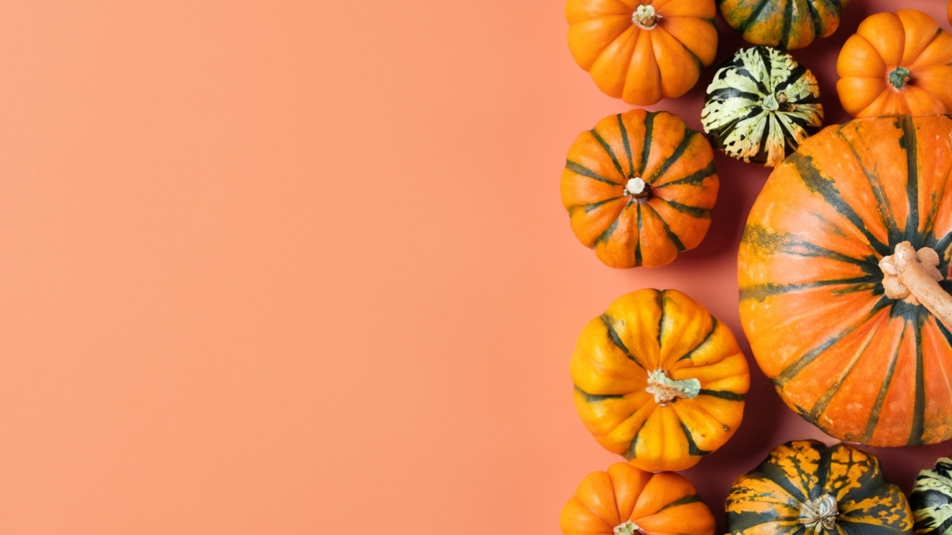 Тыква разного размера на оранжевом фоне