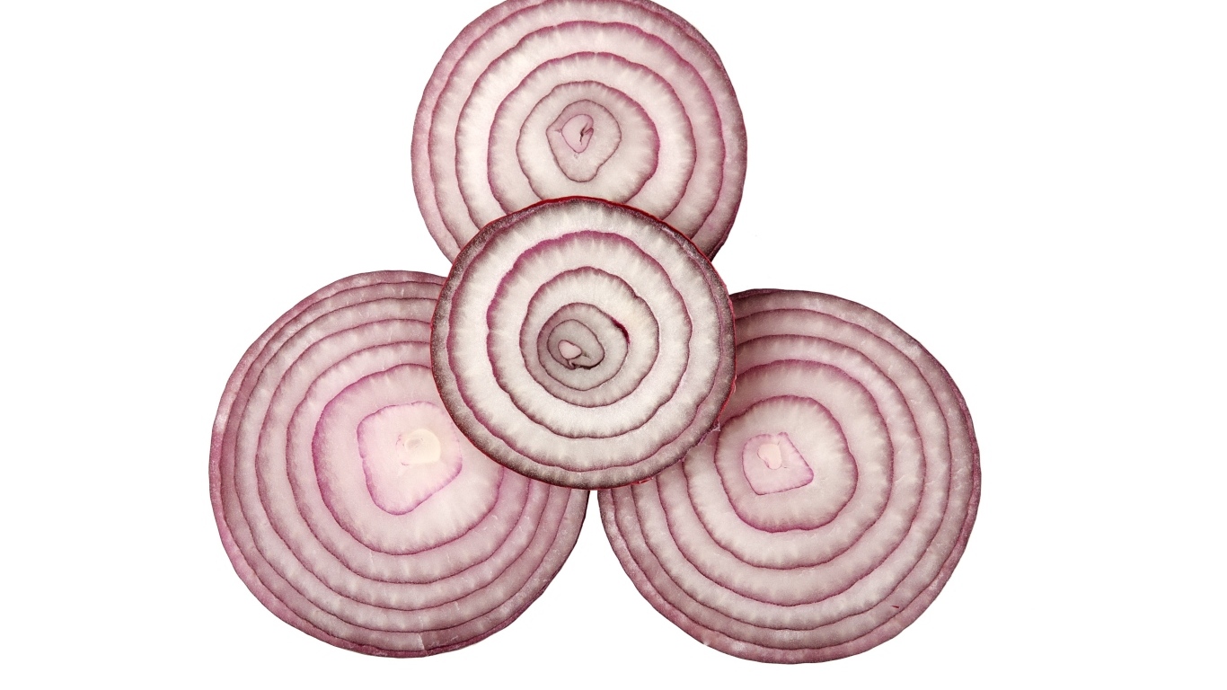 Кольца красного лука на белом фоне крупным планом