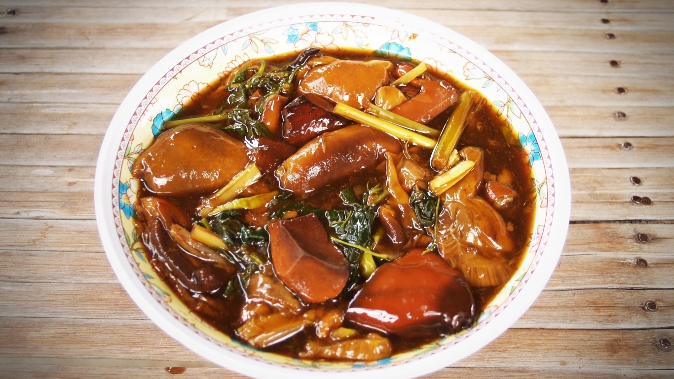 Острое азиатское блюдо с грибами