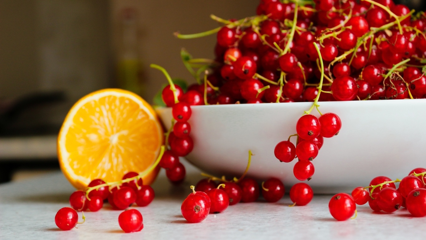 Спелая красная смородина на столе с лимоном 