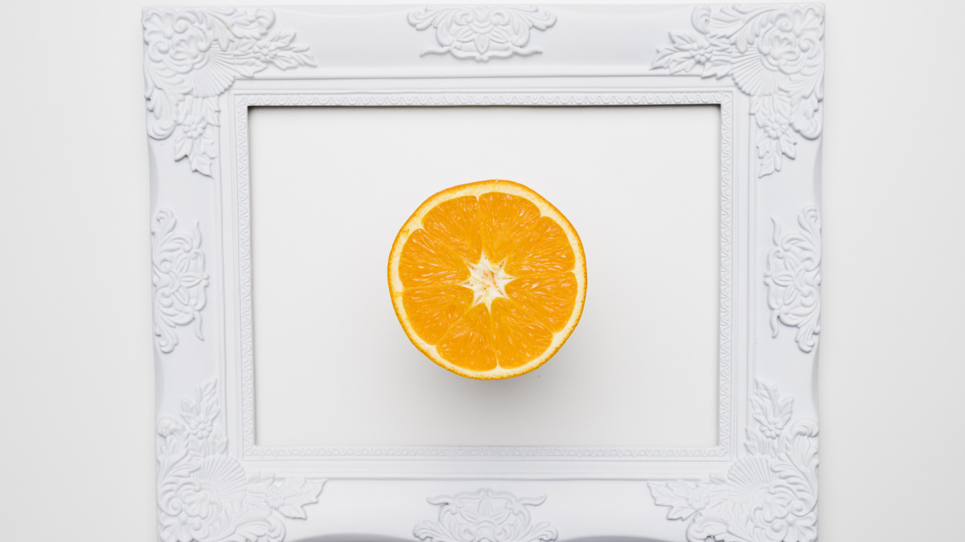 Белая рамка для фото с половиной апельсина