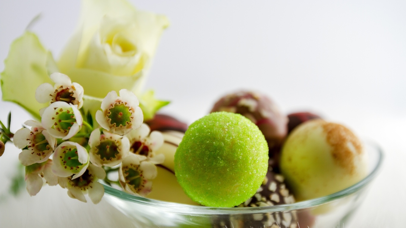 Конфеты с цветами в стеклянной тарелке