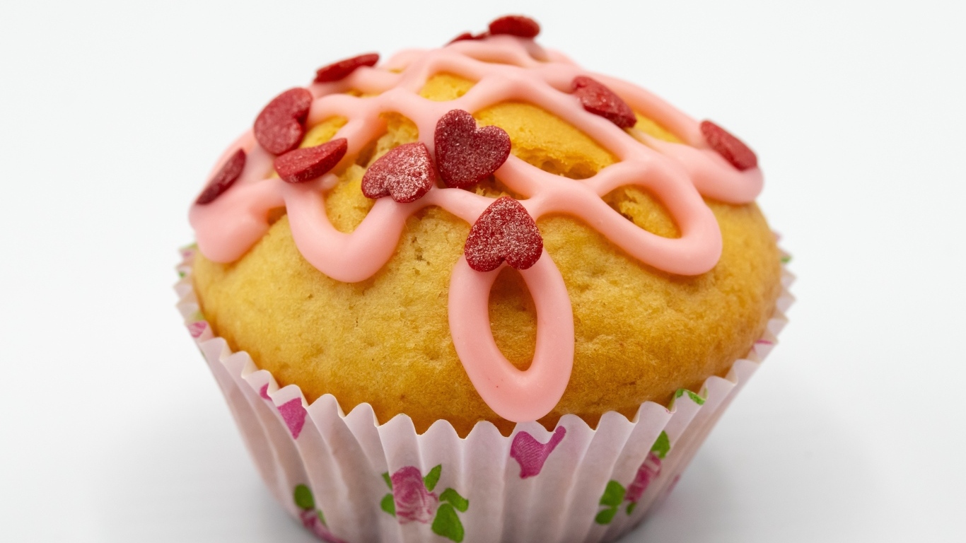 Кекс с украшением из сердец на сером фоне