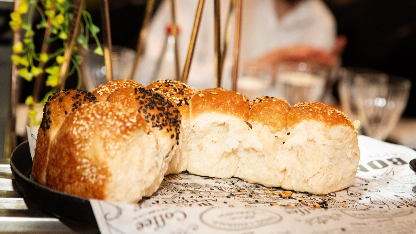 Ароматные булочки в кунжутом на столе в кафе