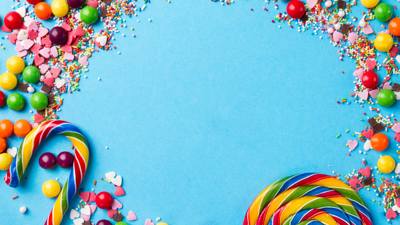 Разноцветные конфеты на голубом фоне крупным планом